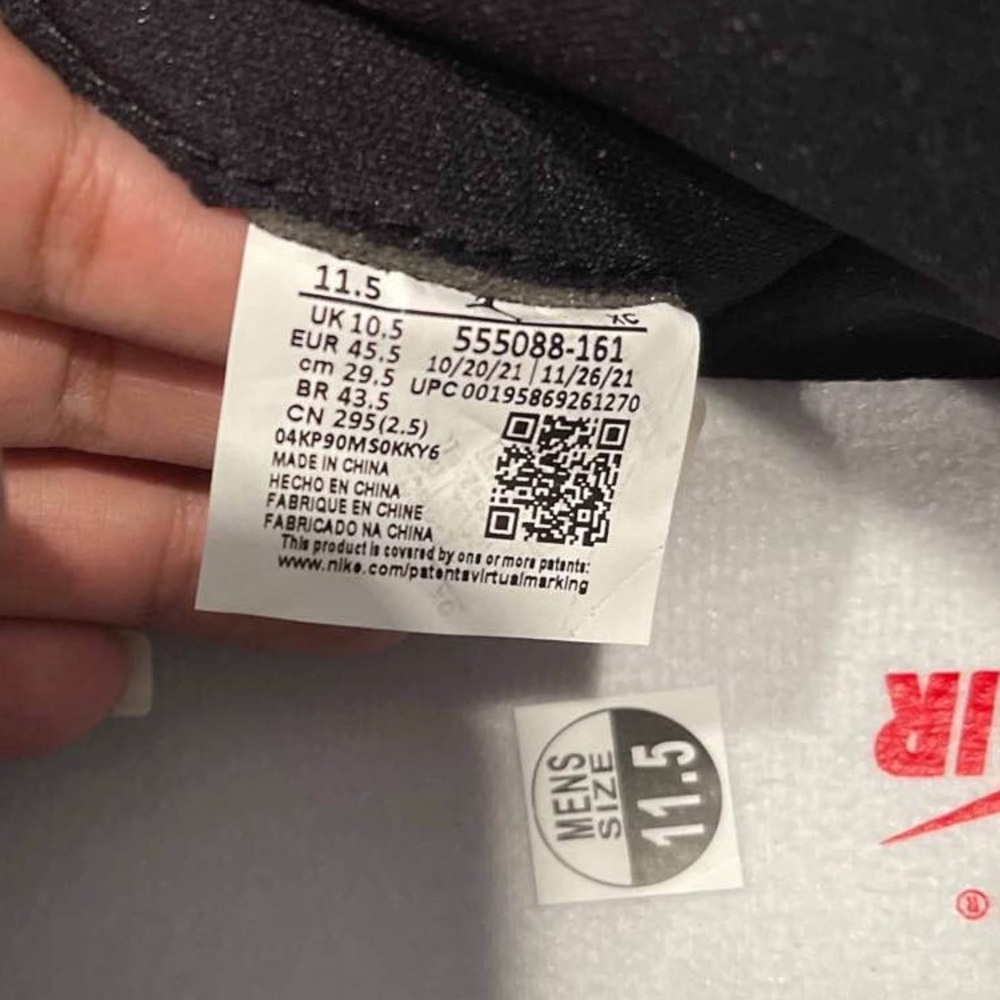Air Jordan 1 Retro High OG - Picture 2 of 3